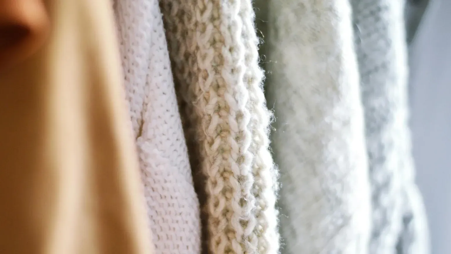 Foto ravvicinata del maglione lavorato a maglia