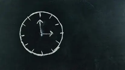 Schizzo di orologio analogico con superficie nera